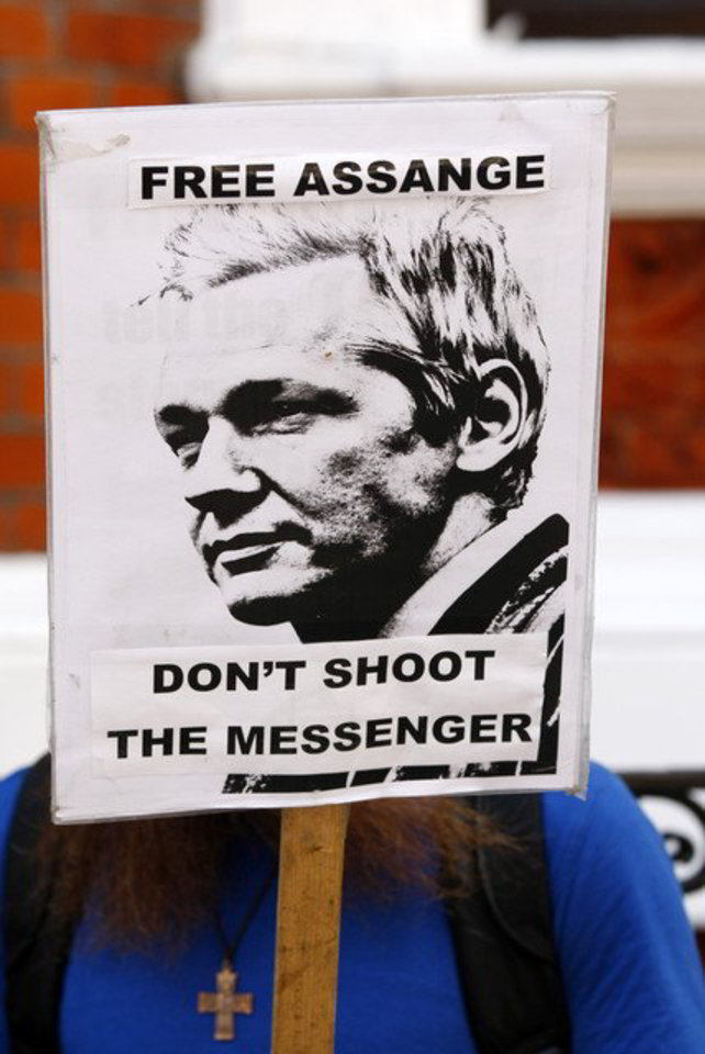 Šiuo metu J. Assange'as yra Ekvadoro ambasadoje Londone ir prašo politinio prieglobsčio šioje Lotynų Amerikos valstybėje.