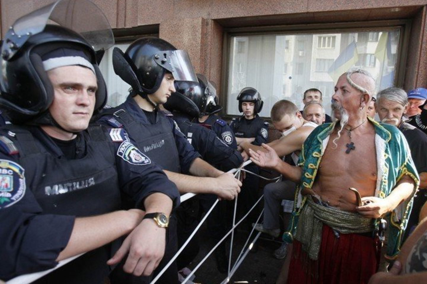 Protestuotojai Kijeve reikalauja atšaukti įstatymą dėl rusų kalbos įteisinimo.