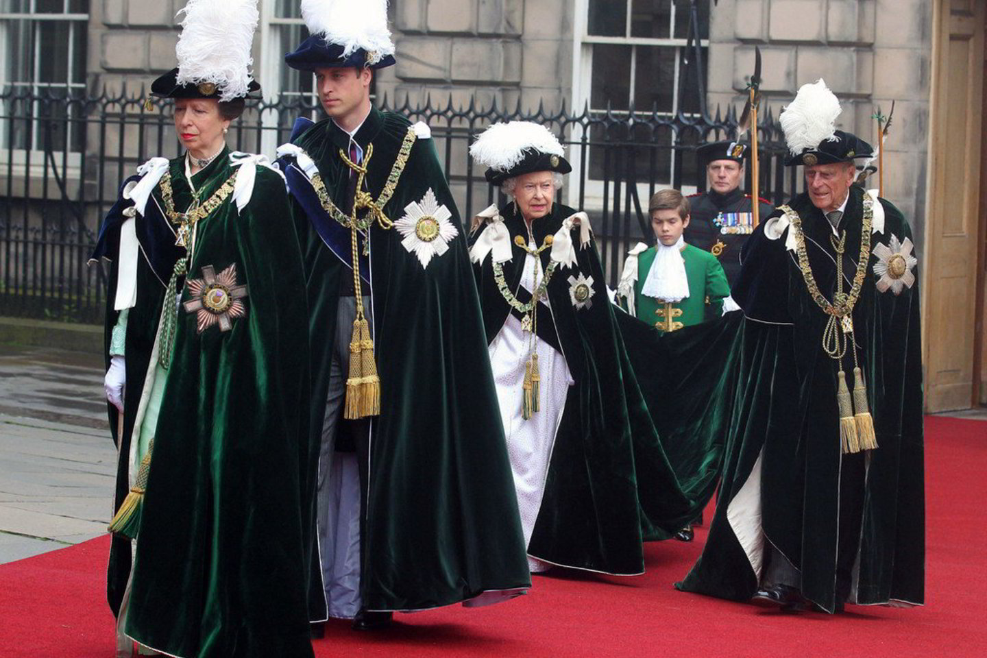Britų princas Williamas Škotijoje buvo oficialiai įšventintas į riterius.<br>AP