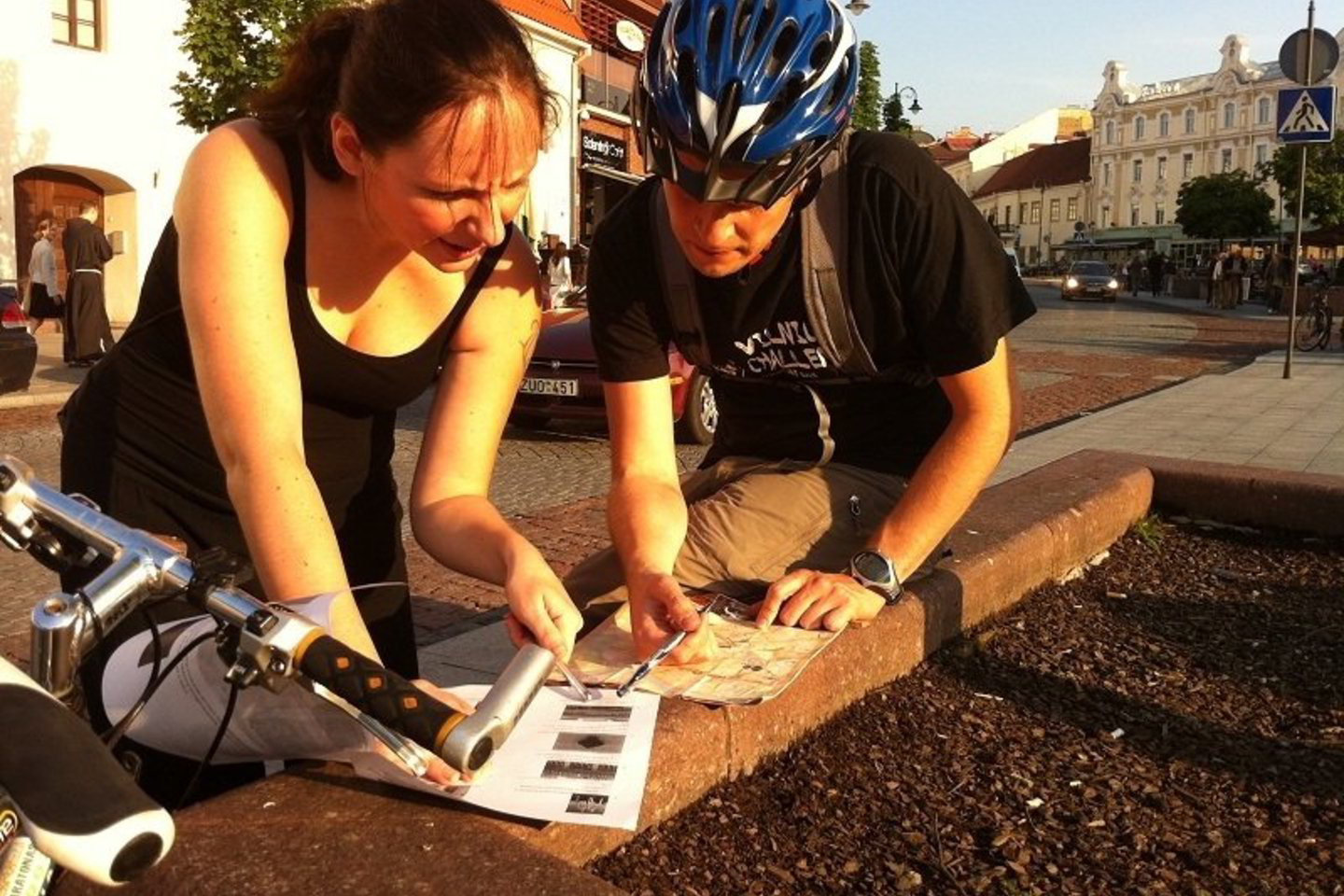 Ketvirtadienio vakaras Vilniuje - su dviračiu ir žemėlapiu rankose.<br>Organizatorių nuotr.