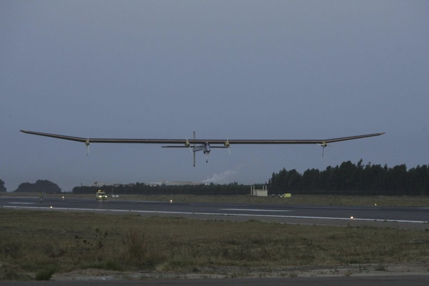 Iš anglies pluošto pagamintas „Solar Impulse“, nenaudojantis nė lašo degalų, grįžta į Šveicariją po praeitą mėnesį atlikto skrydžio iš Ispanijos į Maroką.