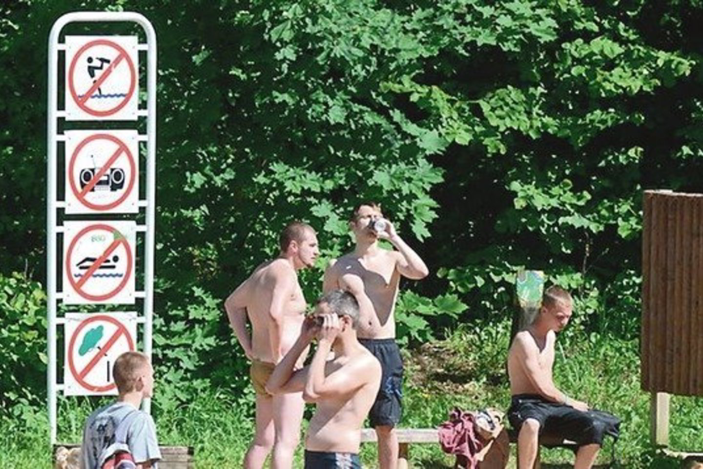 Karštą dieną išlenkti skardinę alaus galima ir prie ženklo, draudžiančio vartoti alkoholį. Vasarą Vilniaus paplūdimiuose alkoholiniai gėrimai liejasi laisvai.