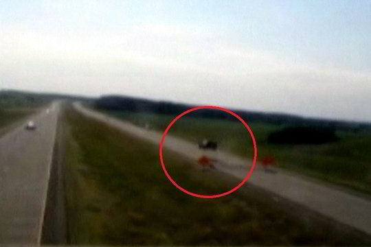 Moteris užfiksavo ore skriejantį automobilį