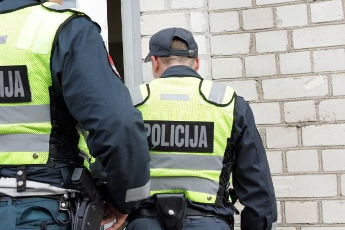 Bendrabutyje pareigūnai rado girtutėlius J. Montrimą ir A. Zaką, o ant grindų – nebegyvą sugėrovą.