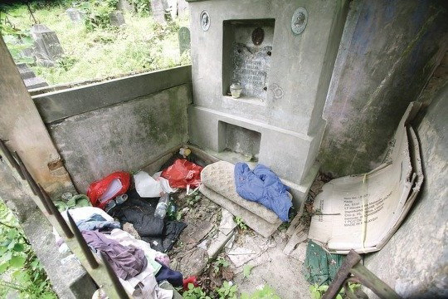Saulės kapinėse vieną koplyčių benamiai pavertė sandėliu – čia pritempė daugybę skudurų ir kitokių jiems reikalingų daiktų. O kitoje koplyčioje paprastai rengiamos triukšmingos išgertuvės.