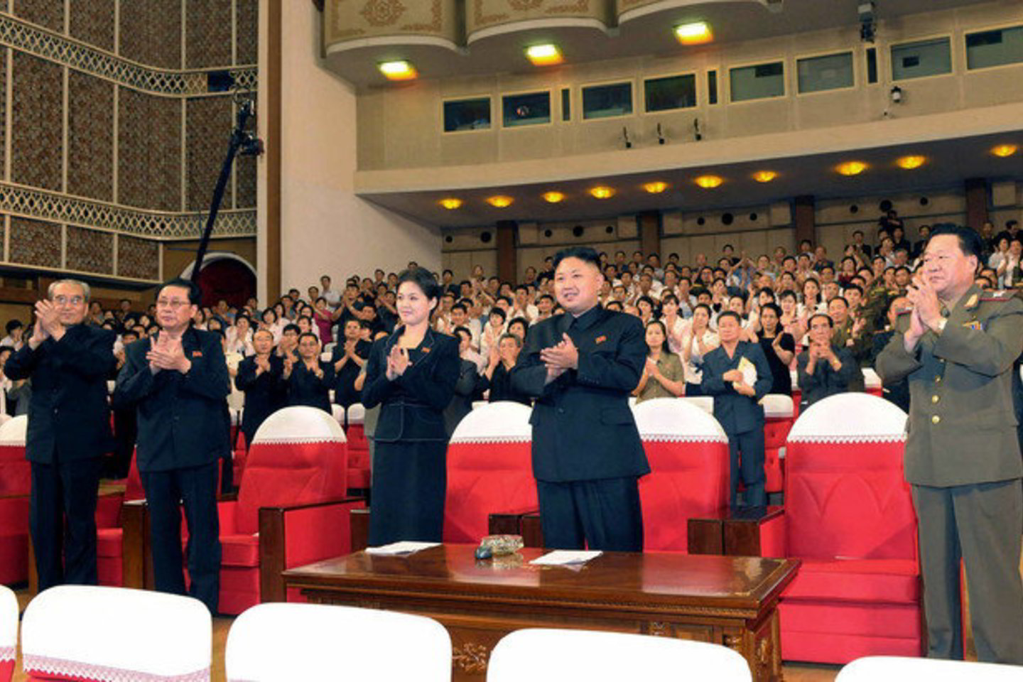 Užsienio žiniasklaida spėlioja, kas yra jauna moteris greta Kim Jong-uno (antras iš dešinės).<br>AP