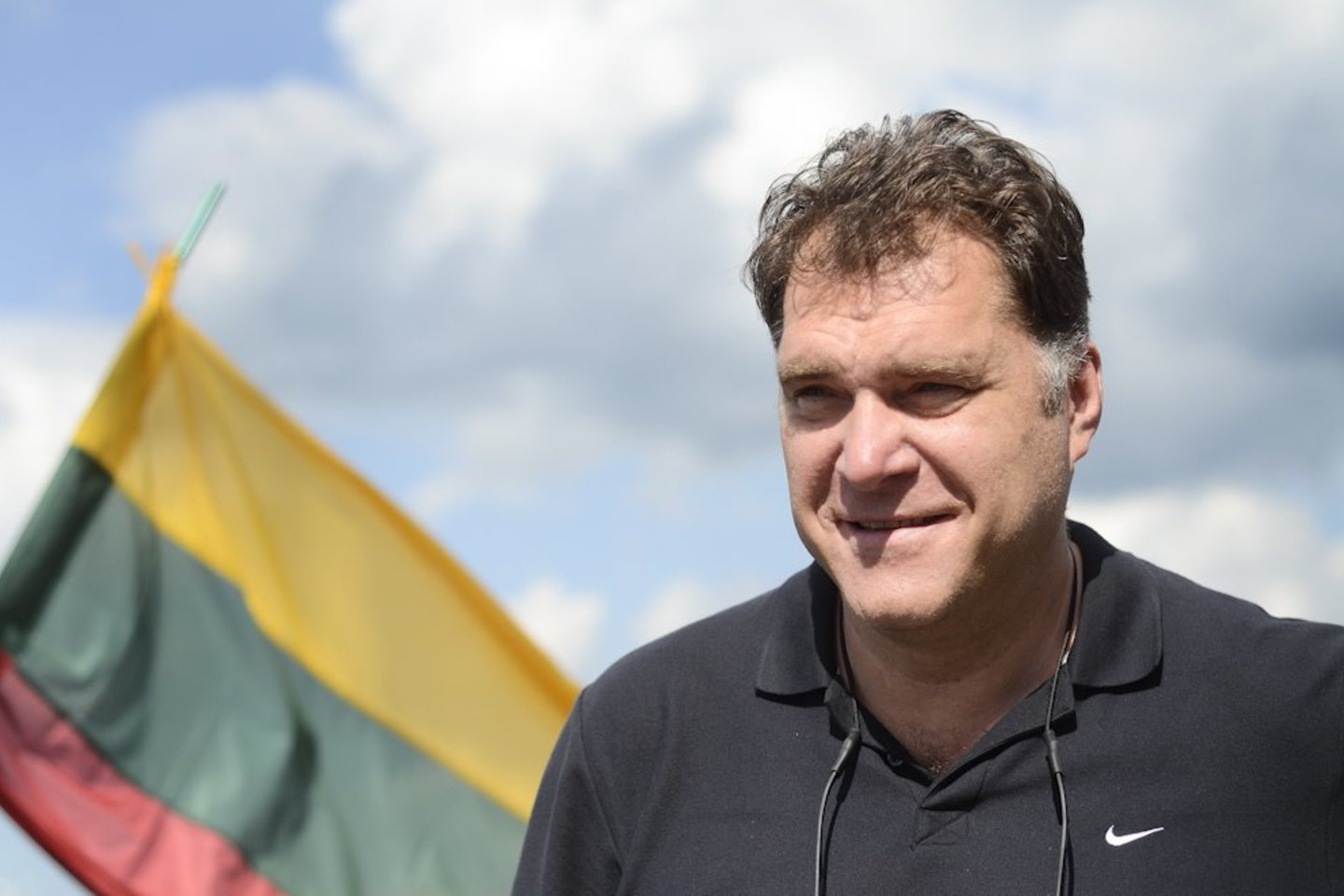Po beveik dvylikos valandų kelionės A. Sabonis juokavo, laidė šmaikščias replikas ir neatrodė, kad LKF vadovą beveik dvi savaites būtų slėgusi atsakomybė už rinktinės pasirodymą, galimų sutartų rungtynių tarp Nigerijos ir Lietuvos skandalo šleifas. (J. Stacevičiaus nuotr.).