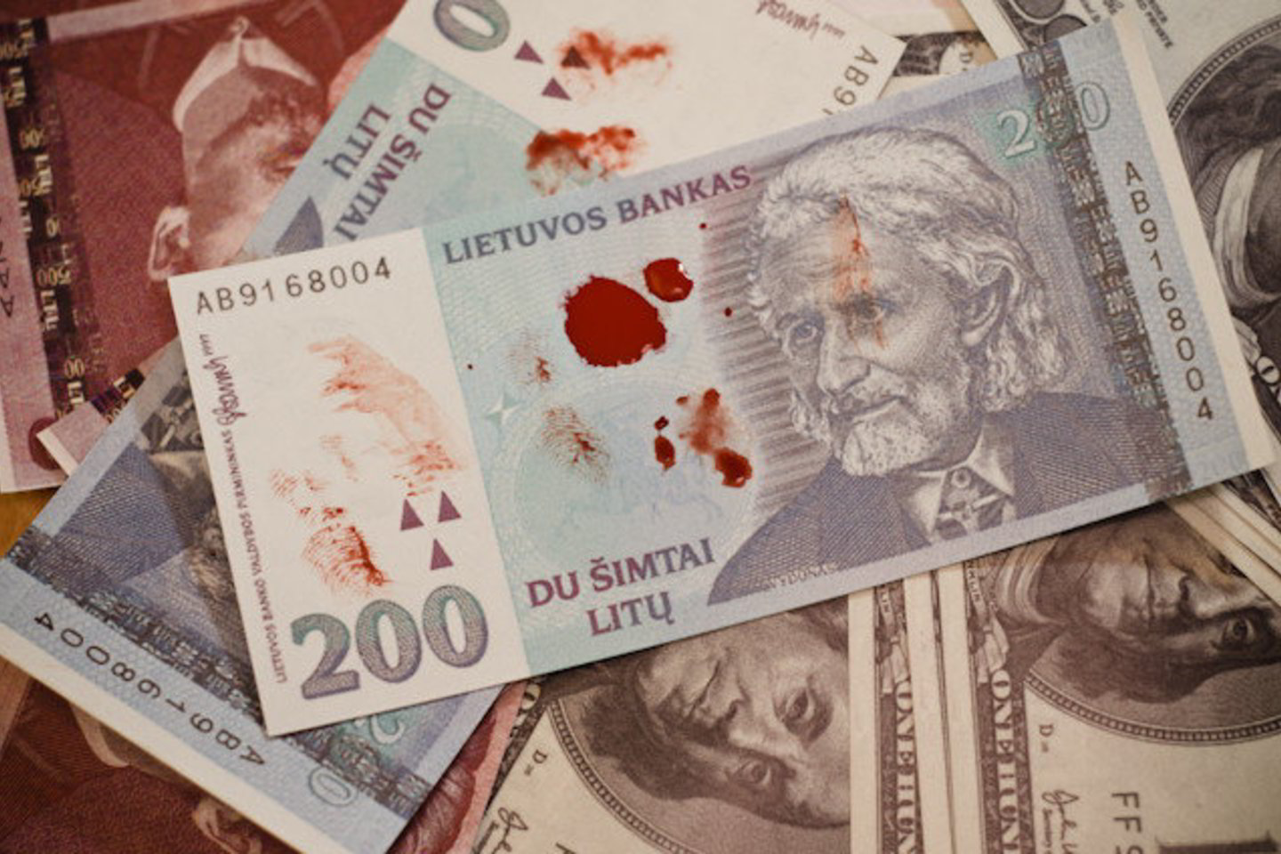 Vienos statybų darbais užsiimančios bendrovės vyriausioji finansininkė buvo kaltinama pasisavinusi 202 tūkstančius 485 litus.