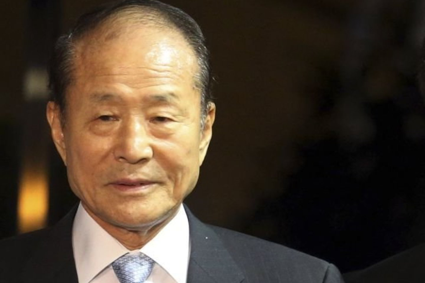 Lee Sang-Deukas įtariamas gavęs 600 mln. vonų (maždaug 525 tūkst. JAV dolerių) kyšį.