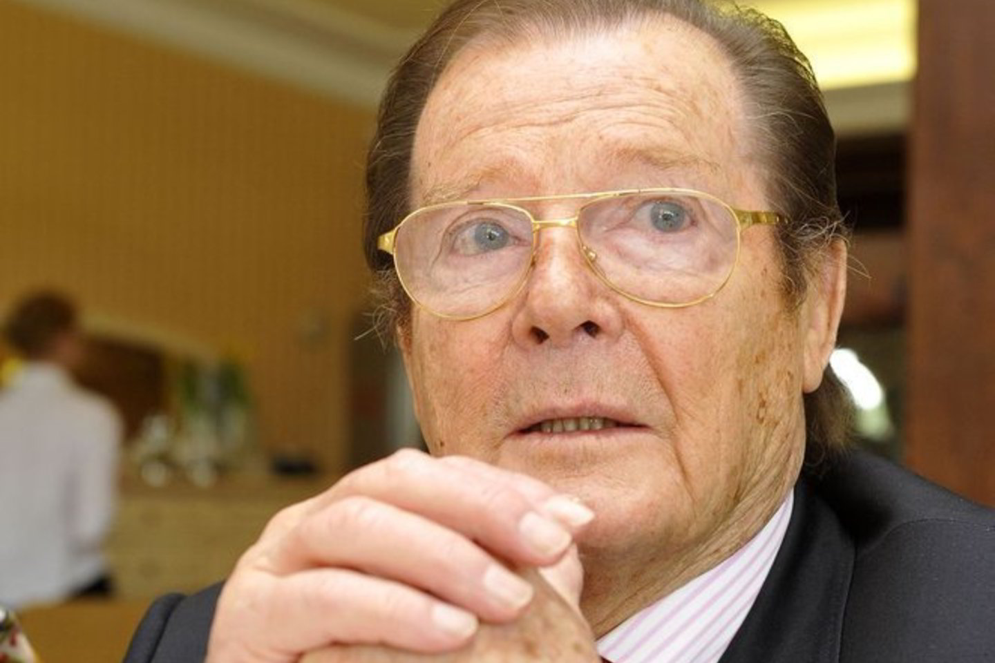 R. Moore'as agento 007 50-mečio proga įrašė dainą.