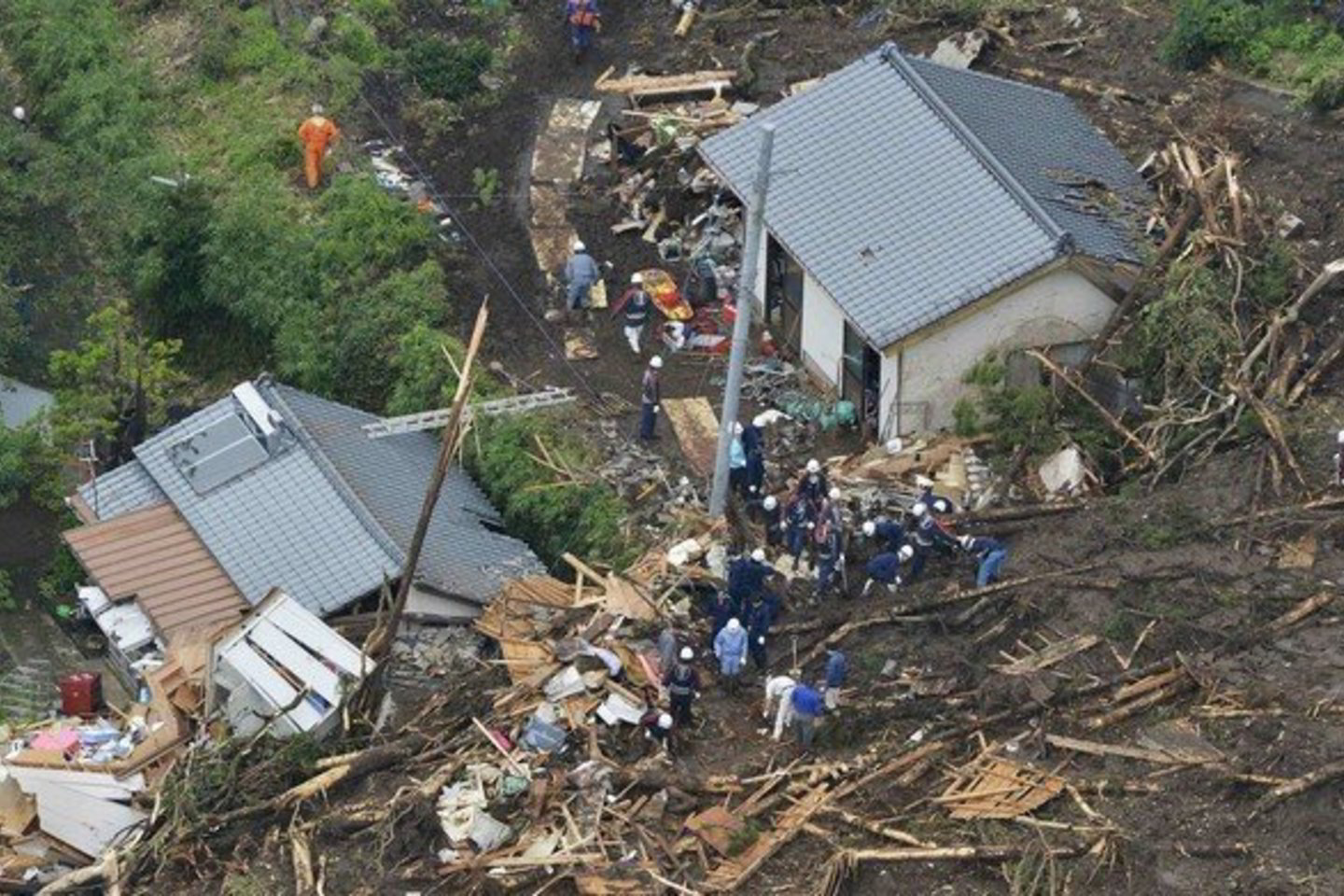 Kumamoto prefektūra patvirtino, kad žuvo trys moterys, kurių amžius - nuo 70 iki 90 metų ir kurių namus sunaikino vanduo.