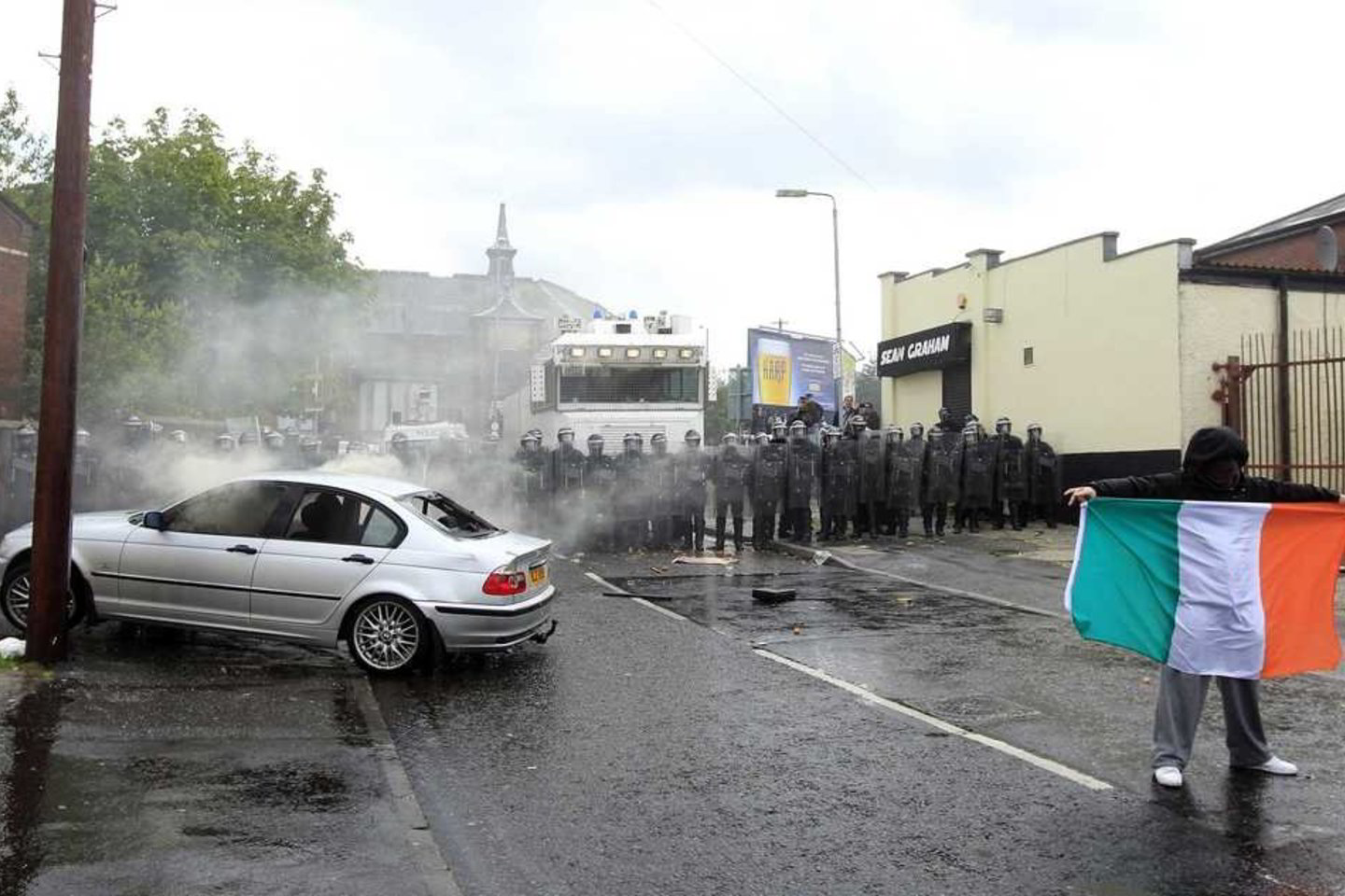 Per protestantų ir katalikų susirėmimus su policija Šiaurės Airijos sostinėje Belfaste sužeisti devyni pareigūnai.
