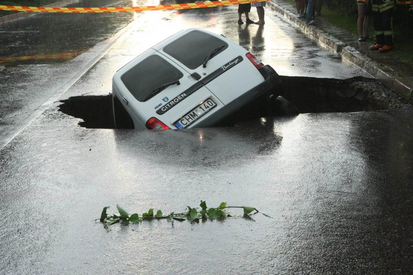 Sostinės Šilo gatvėje po liūties atsivėrė smegduobė, į kurią įkrito automobilis.