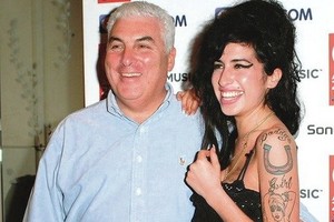 Skandalingosios atlikėjos A. Winehouse tėvas pralaimėjo karą dėl dukters