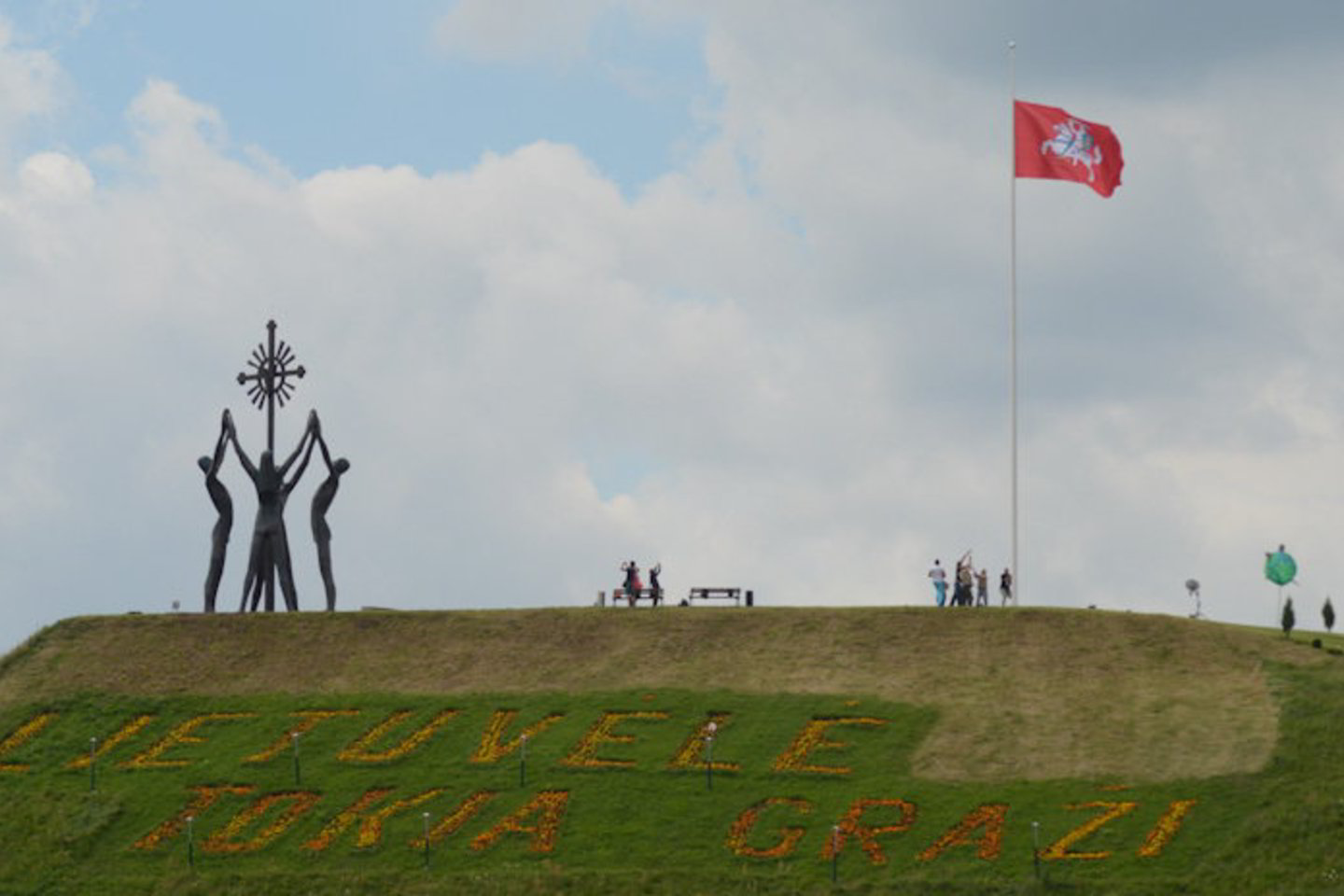 Vėliava, vaizduojanti jojantį Vytį, buvo iškelta ant dirbtinai suformuoto kalno.