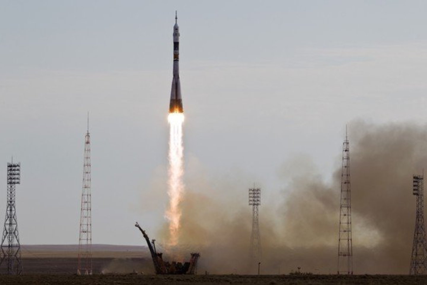 Raketai po maždaug devynių minučių pasiekus orbitą įgula parodė į viršų iškeltus nykščius.