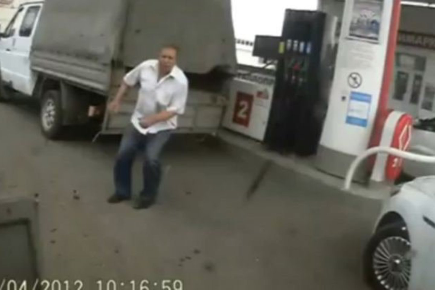 Degalus pylusiam vyrui pavyko išvengti ne tik tiesioginio KamAZ smūgio, bet ir smūgio po avarijos atsidariusiomis sunkvežimio durimis.