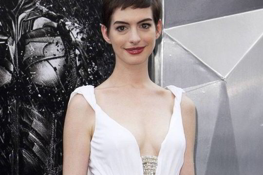 Konservatyvių pažiūrių A. Hathaway atidengė savo krūtis