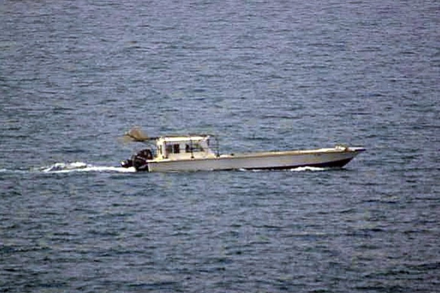 Vienas Indijos pilietis žuvo, o dar trys buvo sužeisti, kai JAV karinio jūrų laivyno laivas „USNS Rappahannock“ pradėjo šaudyti į mažą motorinę valtį.