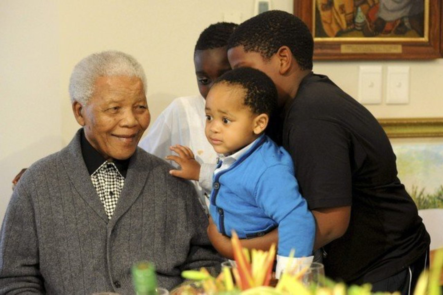 N. Mandela priima sveikinimus iš savo palikuonių.