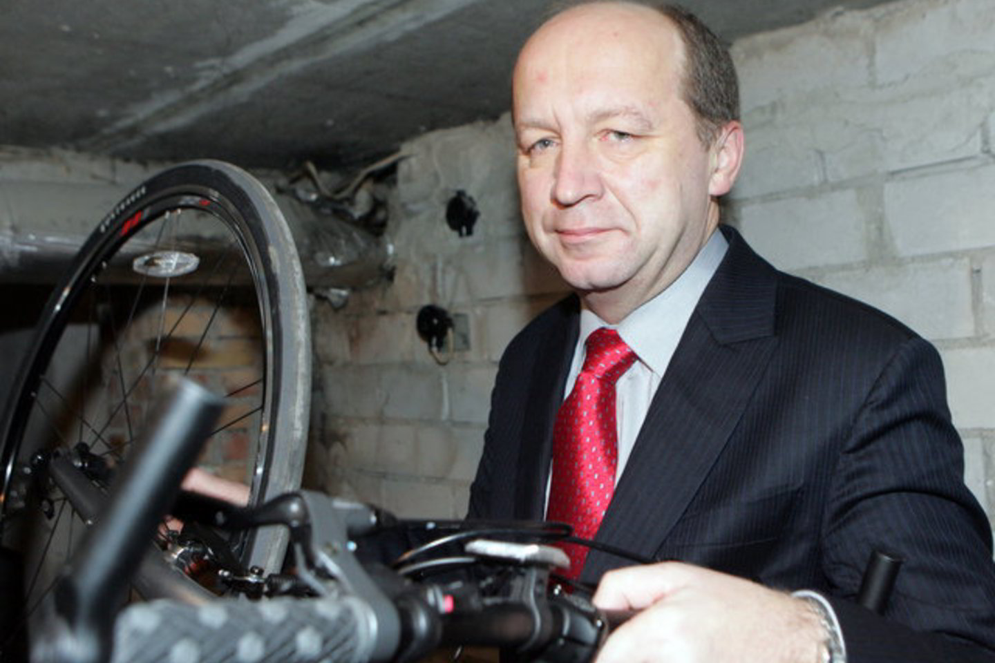A. Kubilius per atostogas visada sėda ant dviračio.