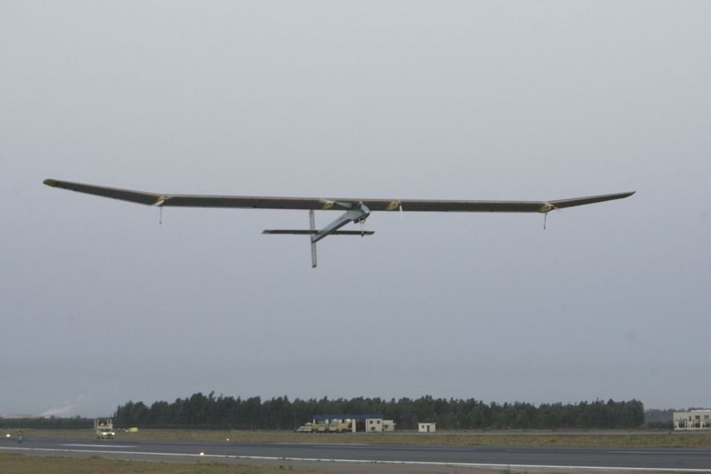 "Solar Impulse" kelionė turi tapti pasiruošimu 2014 metais skrydžiui aplink pasaulį nauju patobulintu saulės energija varomu lėktuvu.
