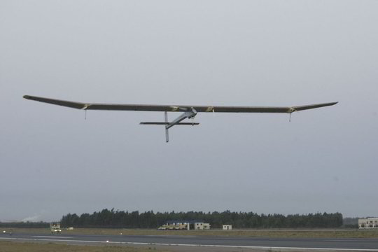Saulės energija varomas lėktuvas „Solar Impulse“ po istorinio tarpžemyninio skrydžio grįžo į Šveicariją