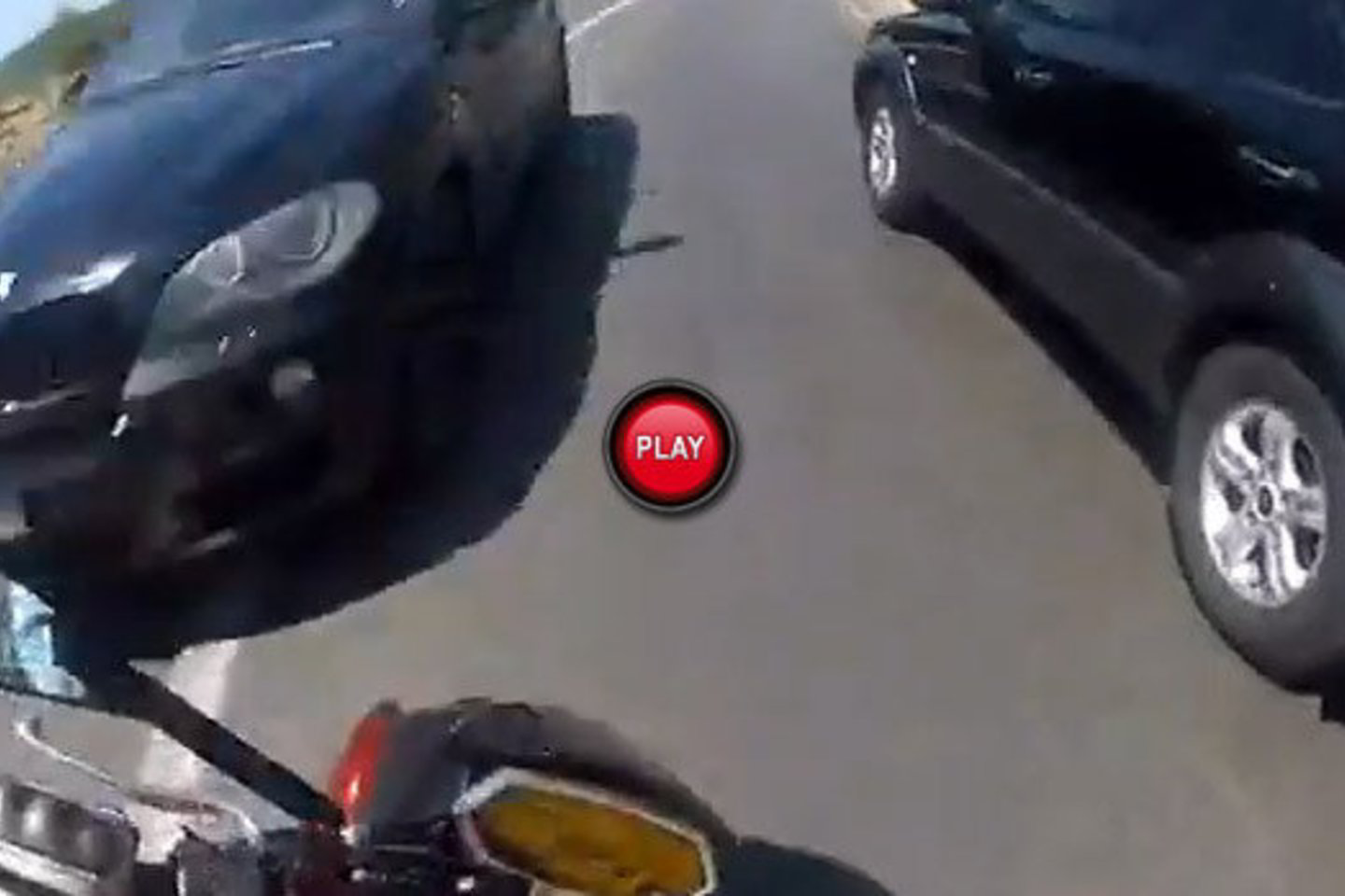 Motociklo "Kawasaki" vairuotojas pakliuvo tarp dviejų visureigių.<br>"YouTube"