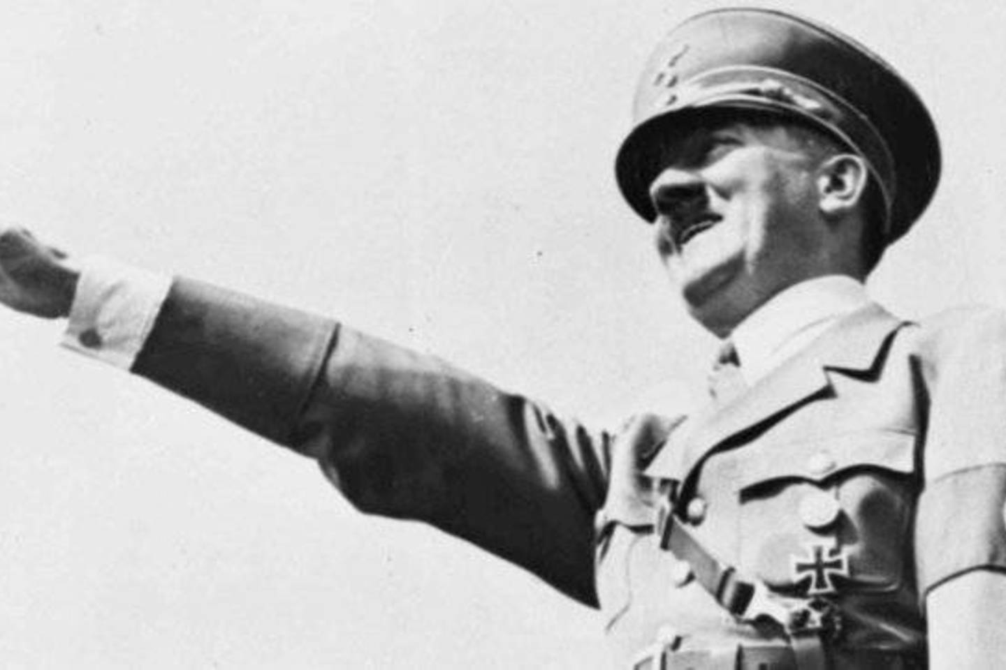 Hitlerio meilės romanų herojės nelaikė jo aršaus nacizmo diktatoriaus nusikaltėliu, o vadino jį ryškia ir traukiančia asmenybe, įdomiu vyru bei galantišku kavalieriumi.<br>AP