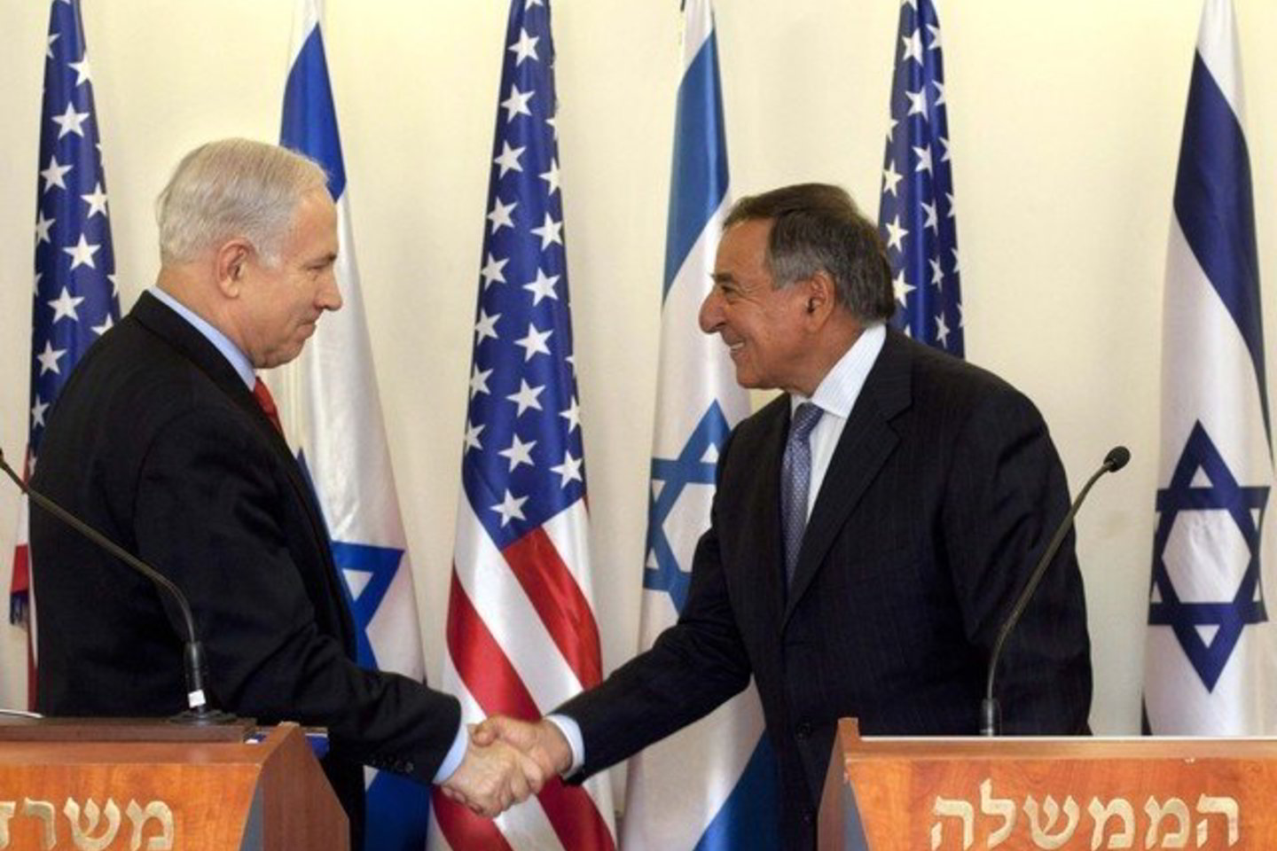 Benjaminas Netanyahu spaudžia ranką svečiui iš JAV Leonui Panettai.