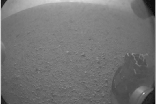 Paslaptingas objektas pirmojoje „Curiosity“ nuotraukoje įkaitino aistras