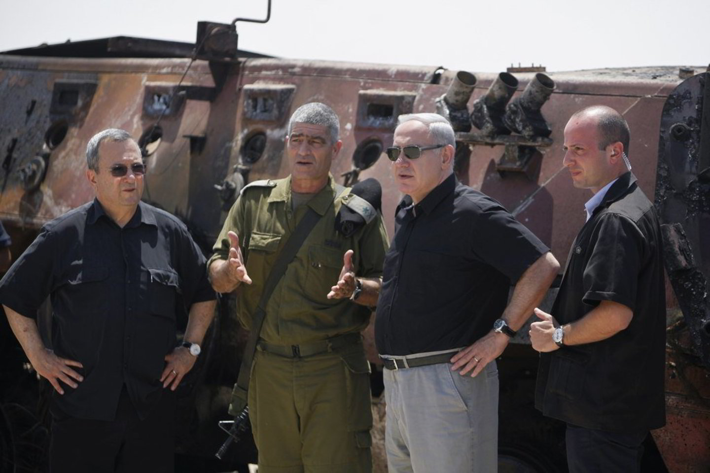 spauda skelbia, kad Izrealio ministras pirmininkas B. Netanyahu (trečias iš kairės) ir gynybos ministras E. Barakas (kairėje) jau „beveik galutinai“ priėmė sprendimą pulti Iraną.
