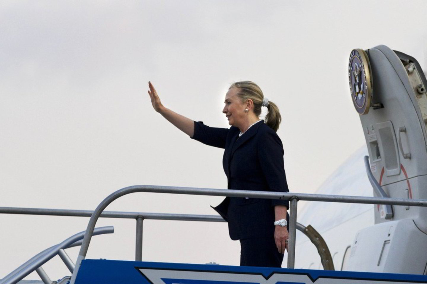 H. Clinton pareiškė, kad Jungtinės Valstijos, norėdamos paremti Sirijos sukilėlius, svarsto galimybę virš šalies nustatyti neskraidymo zoną.