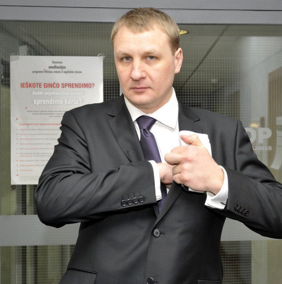A. Šedžiui buvo pažadėta, jog paliktą brangenybę jis galės atsiimti kitą dieną, specialiame radinių skyriuje.