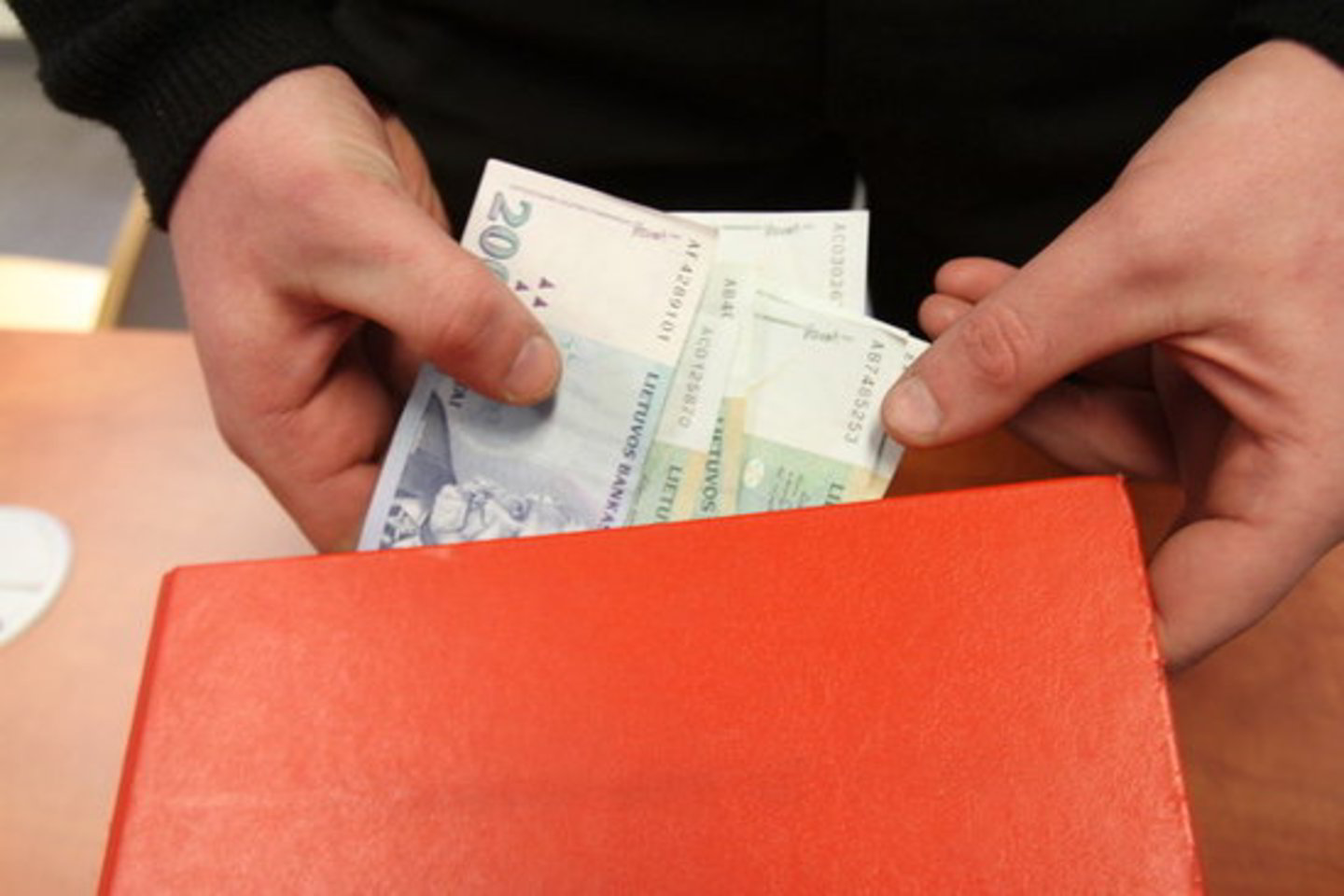 Policijos pareigūnai atsisakė siūlomo kyšio.