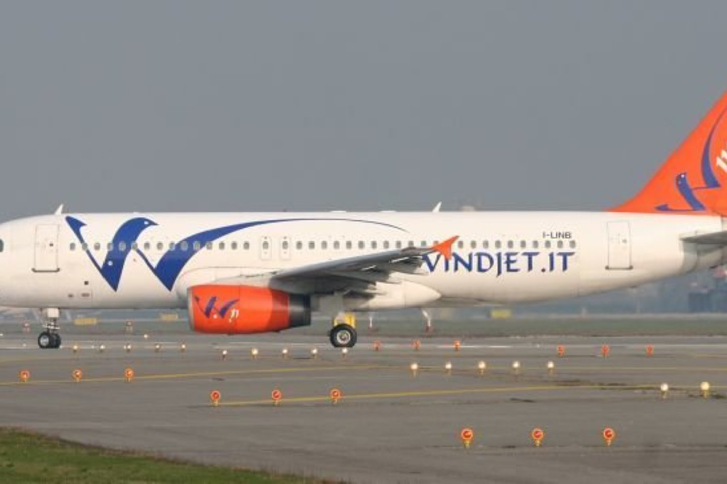 "Windjet“ bilietus, galiojančius skrydžiams iki spalio pabaigos, yra įsigiję maždaug 300 tūkst. Italijos keleivių.