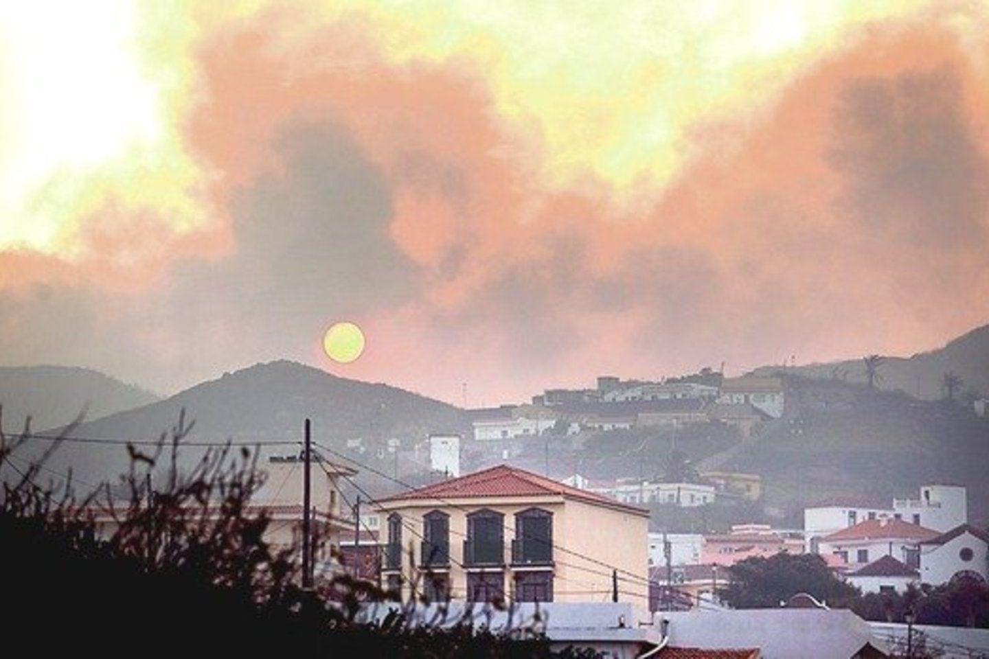 Gyventojai masiškai evakuojami iš Kanarų La Gomeros salos, kurioje toliau siaučia didžiuliai miškų gaisrai.<br>AP