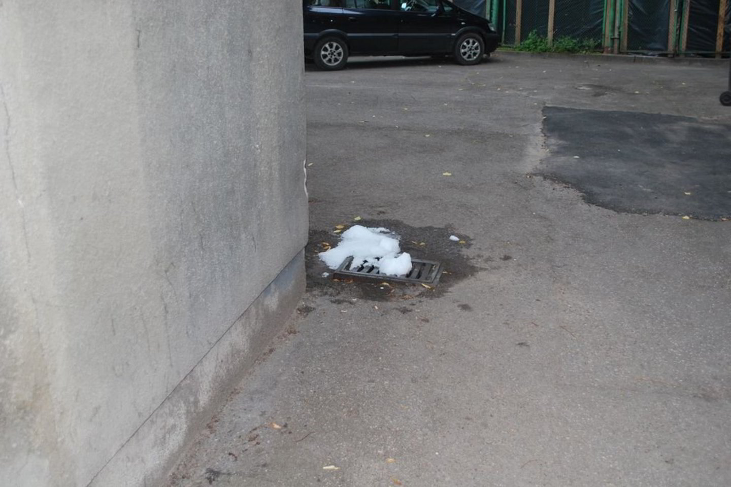 Prie Kauno autobusų stoties rugpjūčio 13 d. pasirodė sniegas. L. Mikalausko nuotr.