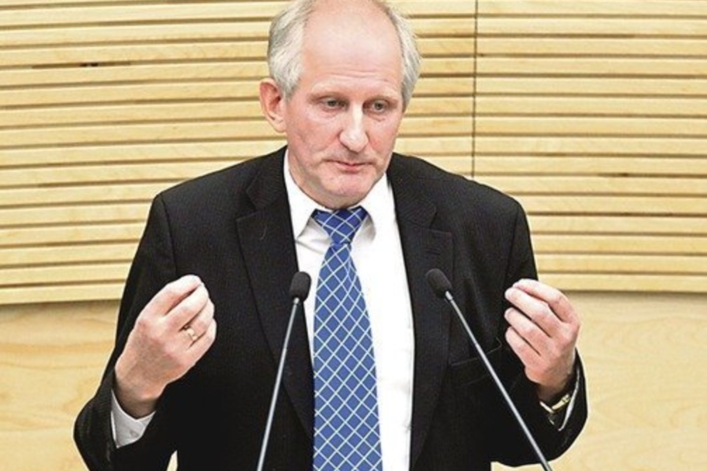 "Nėra būdų, kaip priversti juos atostogauti. Įtariu, kad kai kas taip elgiasi piktybiškai”, – tvirtino Seimo kancleris J. Milerius.