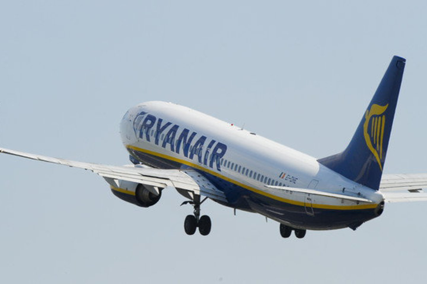 2010 metais „Ryanair“ siūlė atšaukti antruosius lakūnus ir įvesti mokestį už naudojimąsi tualetu, o dar anksčiau - įrengti lėktuvuose specialiąsias stovimas zonas.