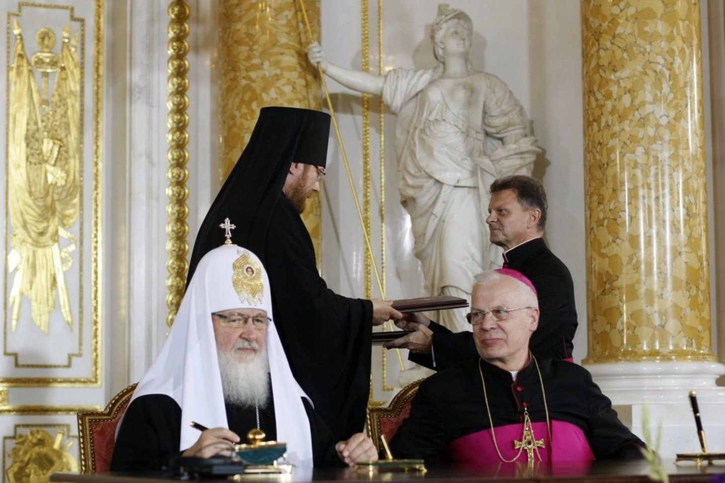 Lenkijos vyskupų konferencijos vadovas metropolitas Jozefas Michalikas ir Maskvos ir visos Rusijos patriarchas Kirilas (kairėje) penktadienį Varšuvoje pasirašė bendrą kreipimąsi į lenkų ir rusų tautas, raginantį jas susitaikyti.