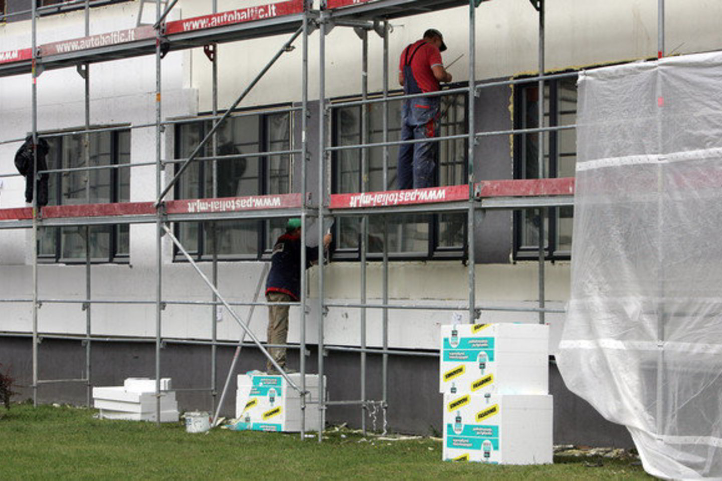 Mokyklose keliais etapais tvarkomi stogai, apšildomos sienos, renovuojami šilumos mazgai, keičiamos durys, langai. Atliekami tokie remonto darbai, kurie vėliau leis ugdymo įstaigoms sutaupyti daugiau šilumos