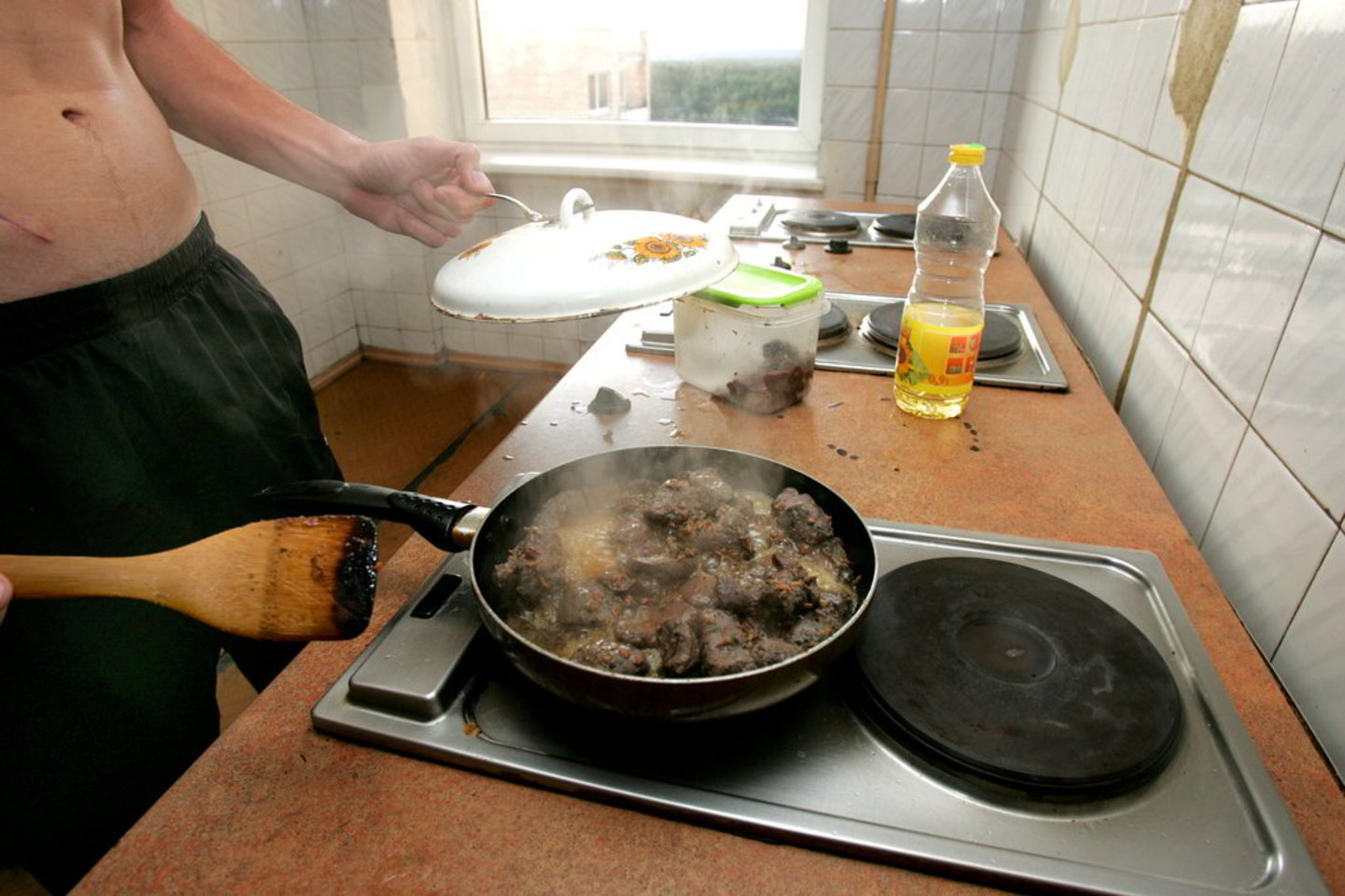Šiauliuose gesindama gaisrą, kurį sukėlė užsidegusi keptuvė su maistu, moteris apdegė rankų plaštakas.