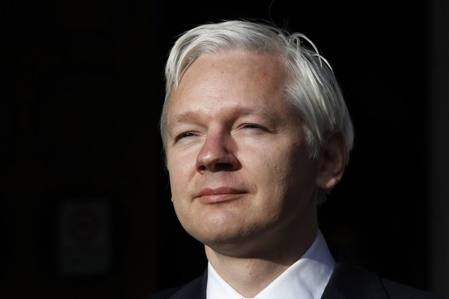 Švedija yra apkaltinusi J. Assange'ąą išžaginimu ir reikalauja jo ekstradicijos.