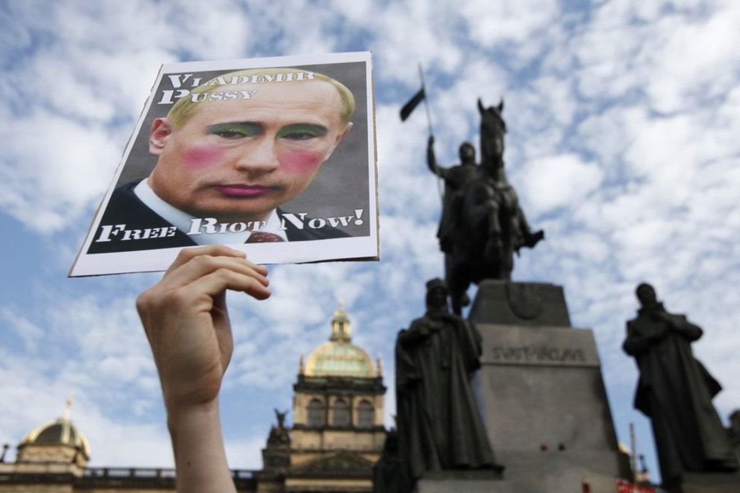 Kai kurie eisenos dalyviai nešėsi plakatus, vaizduojančius ryškiaspalviu makiažu išdažytą Rusijos premjerą V. Putiną.
