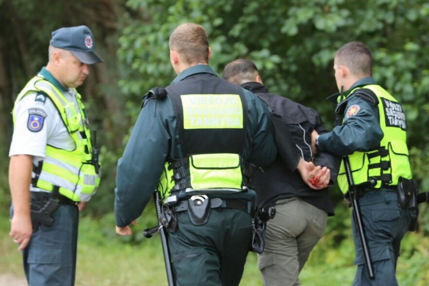 Smurtautojas puolė į kojas, tačiau jį nusivijo sumuštojo draugai. Įbėgus į gatvę gaudynes pamatė policininkai ir sulaikė smurtautoją.
