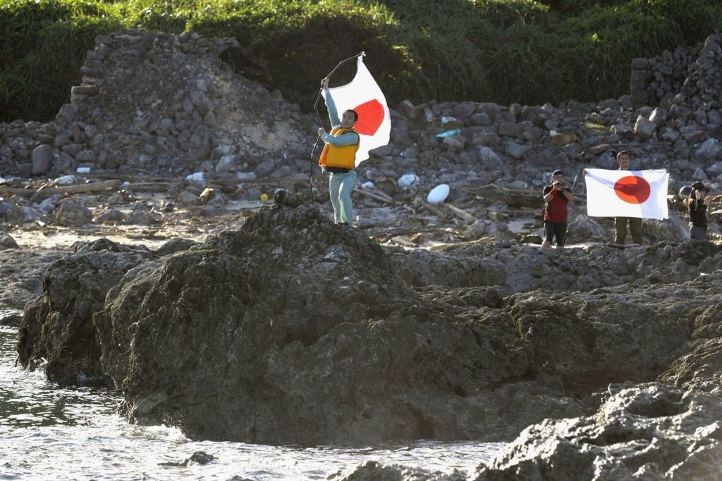 Japonų aktyvistai sekmadienį plaukte pasiekė salos, į kurią pretenzijas reiškia ir Japonija, ir Kinija, krantą ir ten iškėlė vėliavas.