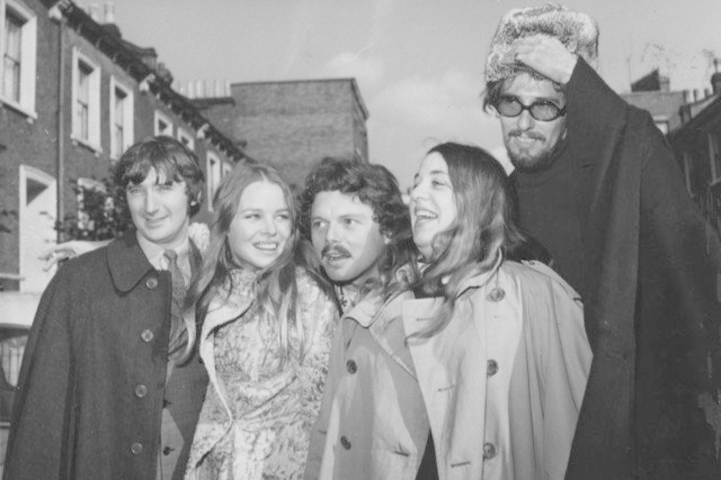 S. McKenzie (centre) su grupės „The Mamas and the Papas“ nariais.
