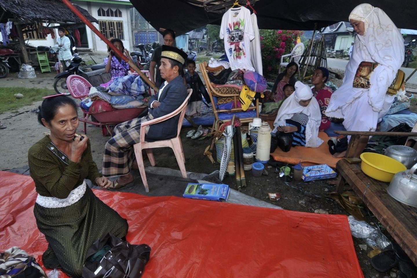 Indonezijos vyriausybės pareigūnai pranešė, kad savaitgalį per stiprų žemės drebėjimą vienoje šiaurinėje saloje žuvo keturi kaimo gyventojai.