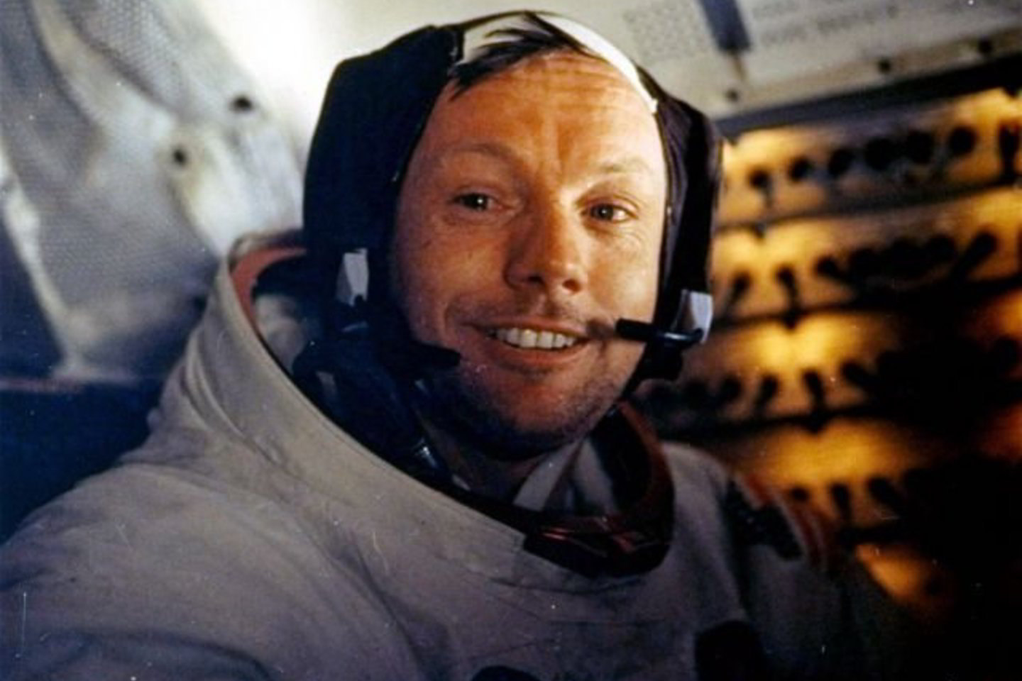 N. Armst­ron­gas nie­ka­da ne­ko­men­ta­vo spė­lio­nių, esą JAV su­vai­di­no „Apol­lo 11“ nu­si­lei­di­mą Mė­nu­ly­je.<br>AP